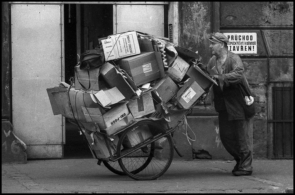 Chlap veze sběr (Praha, 1974)