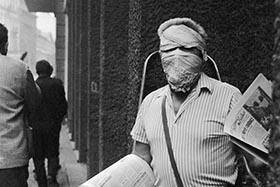 Kamelot s šátkem proti slzáku (Praha, Vodičkova ulice, 20. srpna 1969)